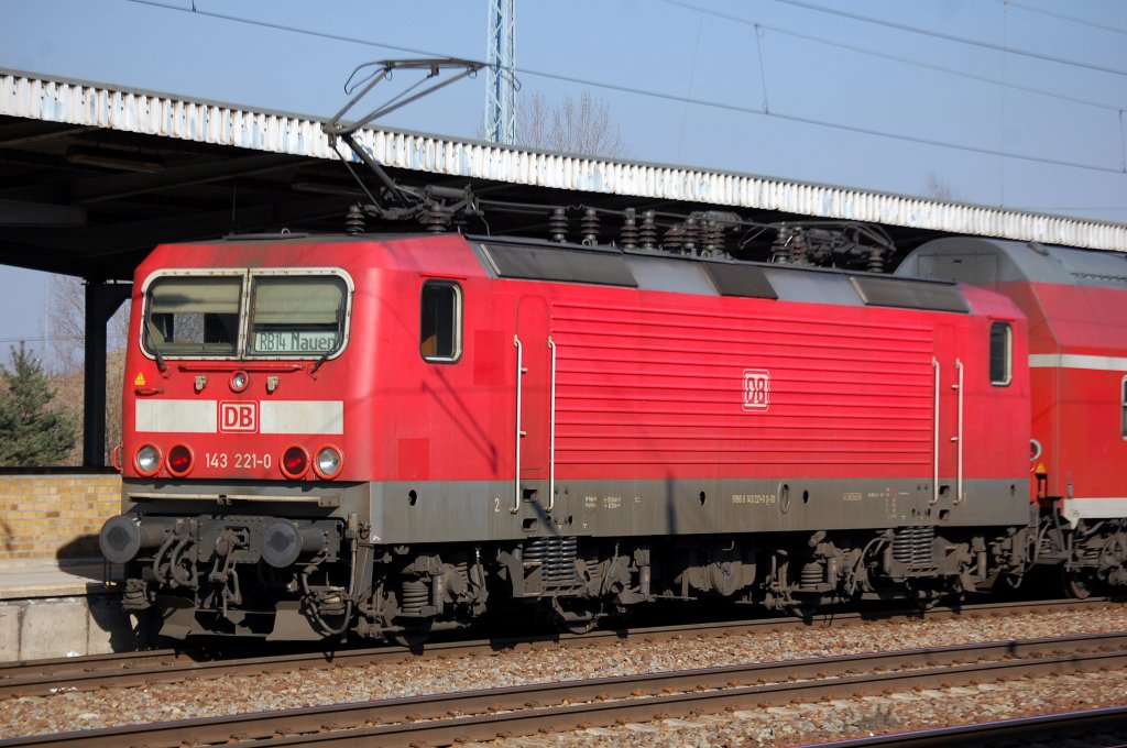 143 221-0 steht mit dem RB14 nach nauen abfahrbereit im Bhf. Flughafen Berlin-Sch�nefeld, 23.02.11