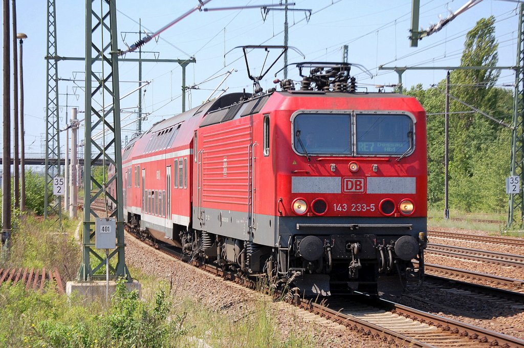 143 233-5 mit dem RE7 Richtung Dessau Hbf bei der Einfahrt Bhf. Flughafen Berlin-Sch�nefeld, 30.05.11