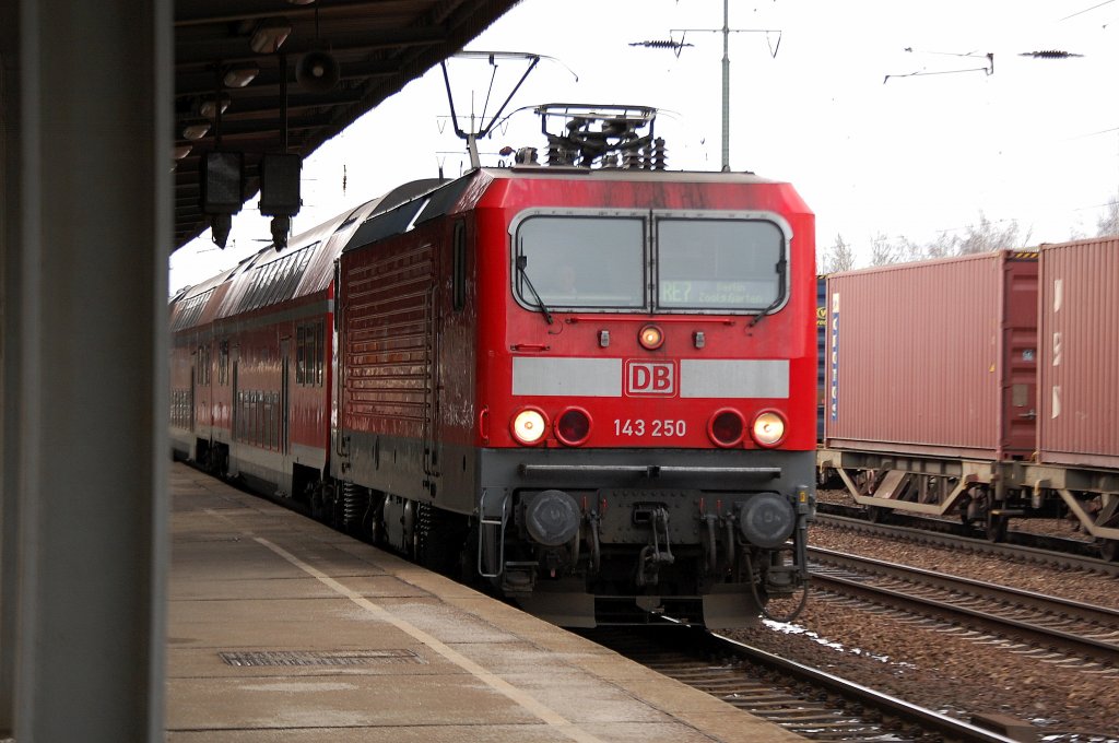 143 250 f�hrt mit dem RE7 Richtung Berlin Zool. Garten ab, 15.02.12 Bhf. Flughafen Berlin Sch�nefeld.
