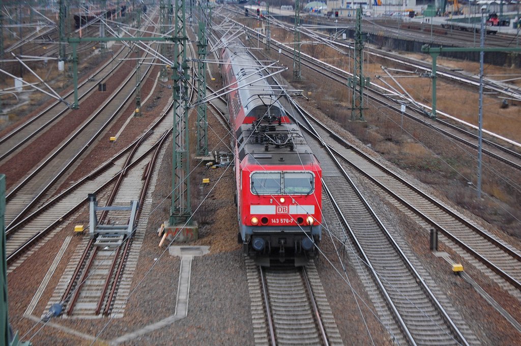 143 576-7 mit dem RB10 (Nauen) Richtung Berlin Hbf. (tief), 09.01.12 Berlin Putlitzbr�cke.
