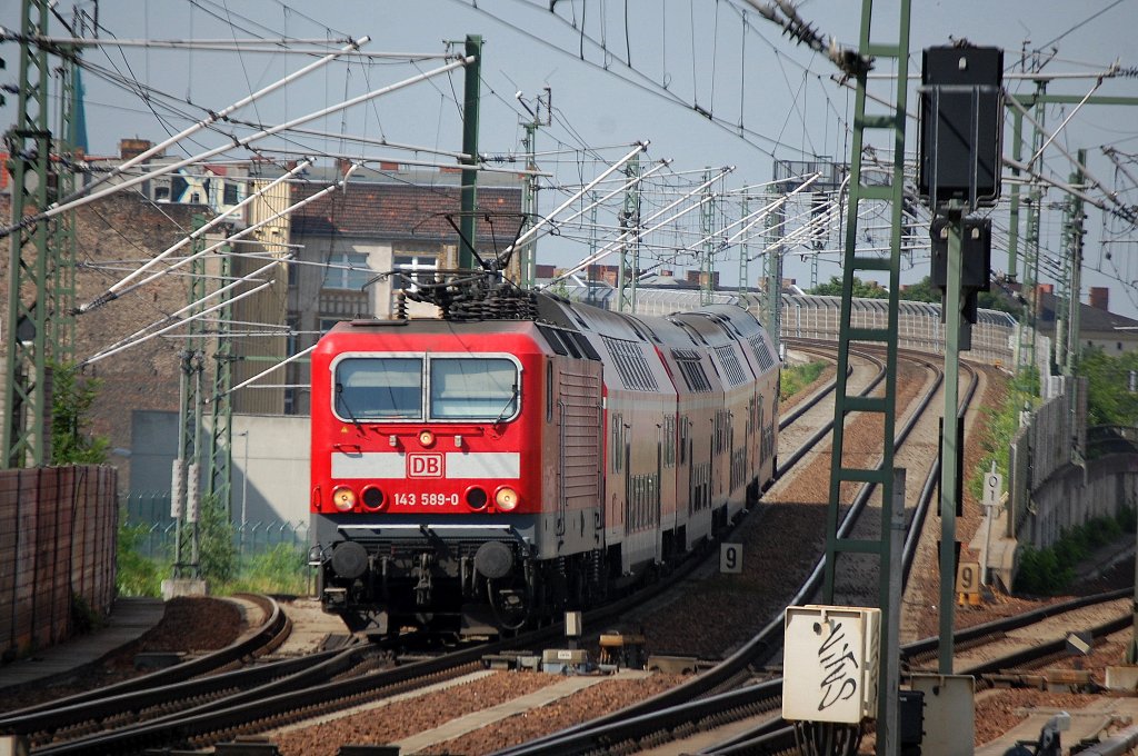 143 589-0 mit Regiodoppelstockzug nach Beendigung der Tour aus Richtung Berlin Hbf. (tief) die Rampe runter Richtung Berlin-Gesundbrunnen, 29.06.12