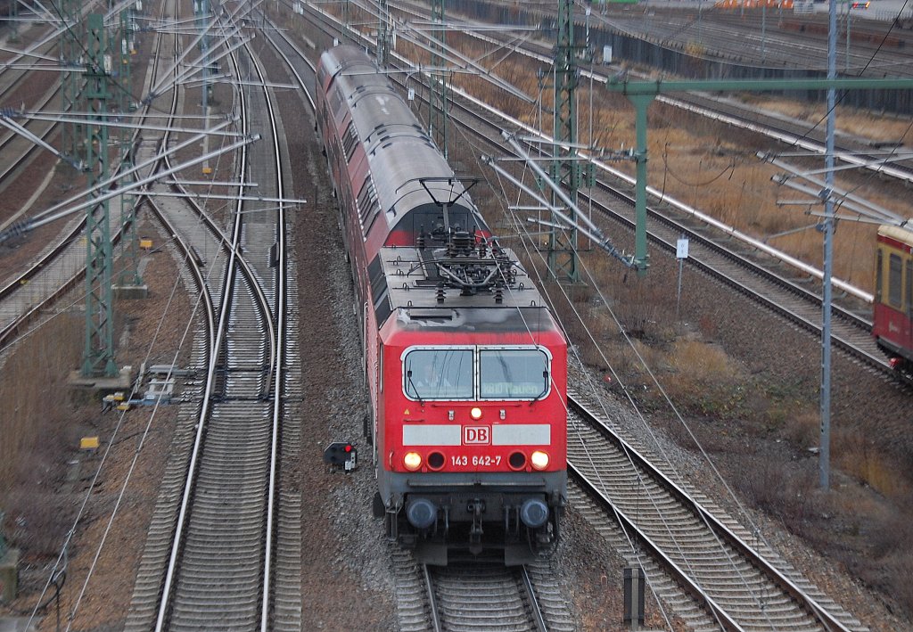 143 642-7 mit dem RB10 nach Nauen Richtung Berliner Hbf (tief) am 21.12.11 Berlin-Putlitzbr�cke.