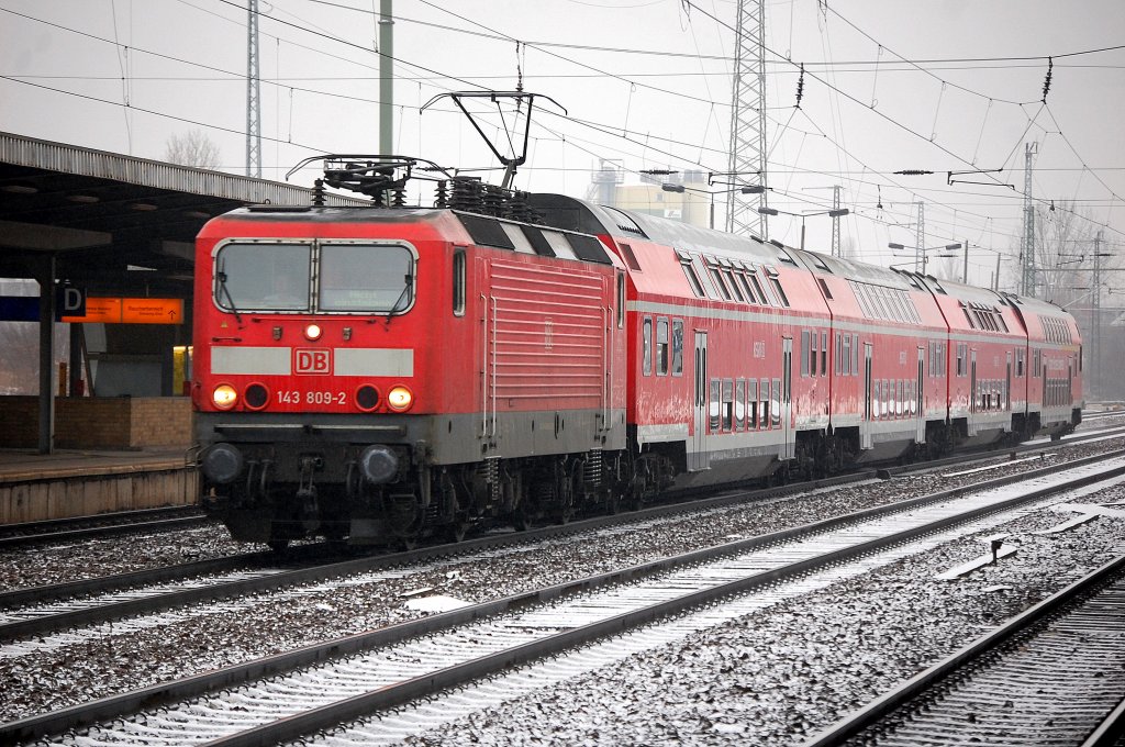 143 809-2 f�hrt mit Regionalzug zu neuen Aufgaben (Ersatz?), 16.01.12 Bhf. Flughafen Berlin-Sch�nefeld. 