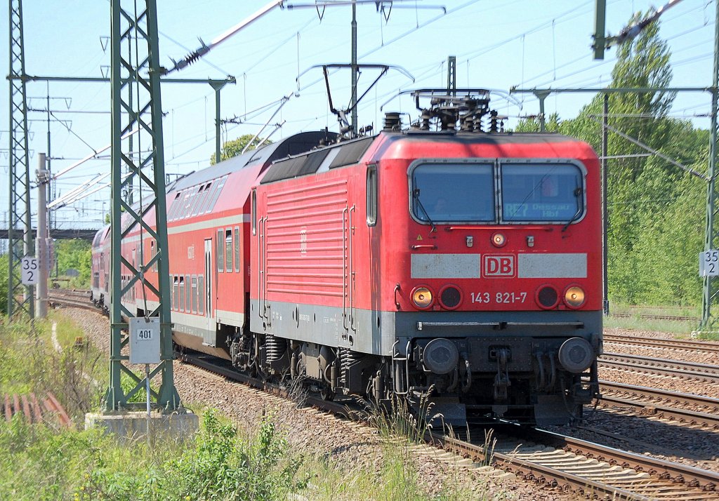 143 821-7 mit dem RE7 Richtung Dessau Hbf bei der Einfahrt im Bhf. Flughafen Berlin-Sch�nefeld, 30.05.11