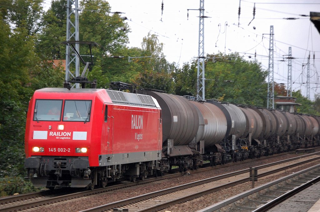 145 002-2 mit einem Ganzzug Heizoelkesselwagen Richtun g Schwedt �ber Bernau, 23.09.08 Berlin-Karow. 