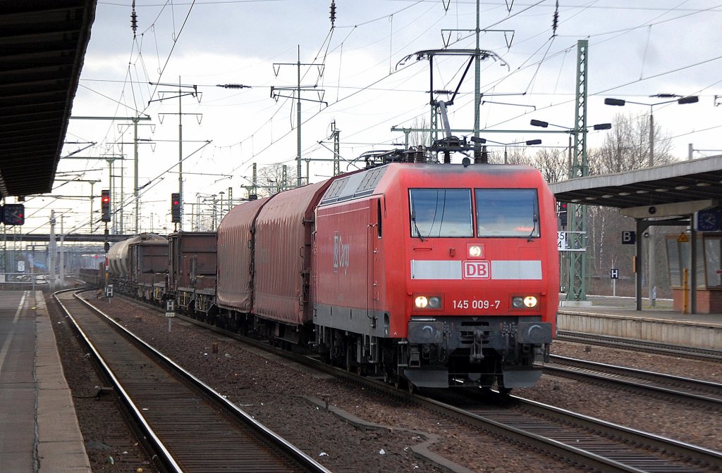 145 009-7 mit einem gemischten G�terzug am 04.01.12 Bhf. Flughafen Berlin-Sch�nefeld.