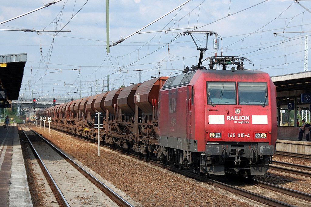 145 015-4 mit einem Ganzzug Sch�ttgutwagen, 04.07.12 Bhf. Flughafen Berlin-Sch�nefeld.