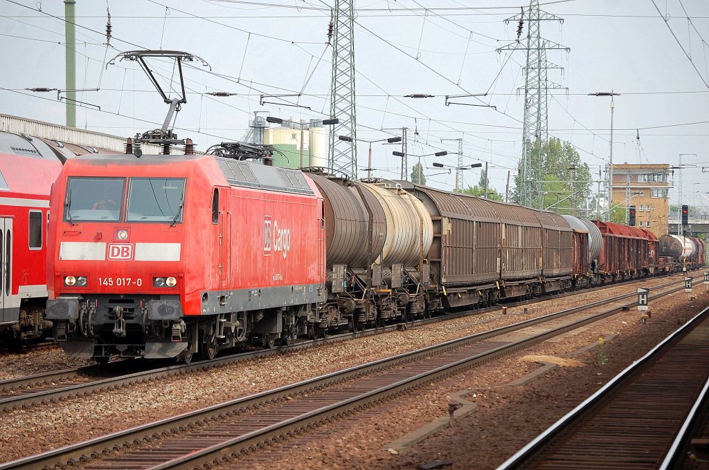 145 017-0 mit einem gemischten G�terzug am 27.04.11 Bhf. Flughafen Berlin-Sch�nefeld.