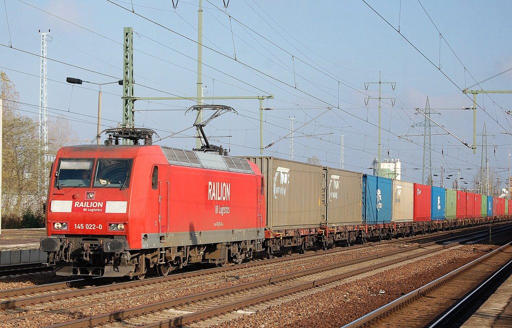 145 022-0 mit Containerzug bei der Durchfahrt im Bhf. Flughafen Berlin-Sch�nefeld, 31.10.12