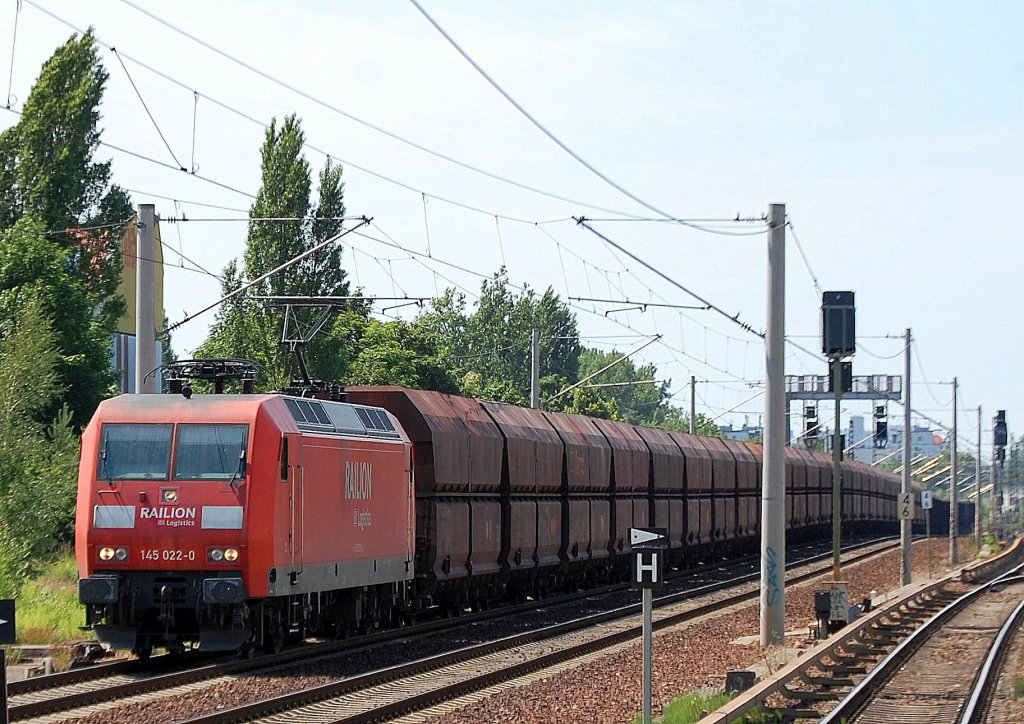 145 022-0 mit sehr langen Ganzzug Sch�ttgutwagen am 18.06.12 Berlin-Pankow.