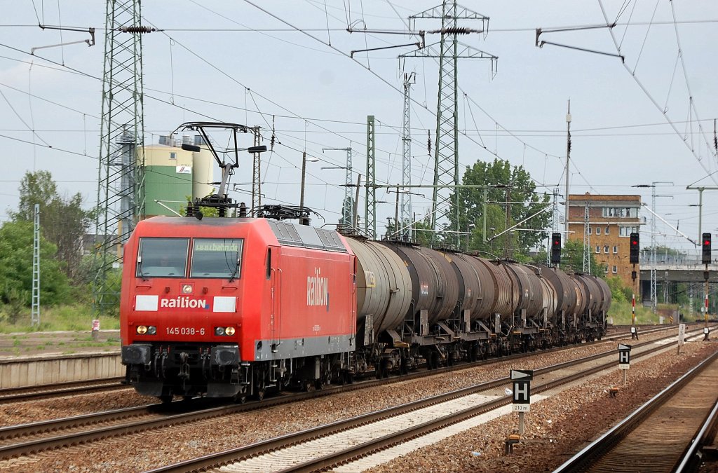 145 038-6 mit Kurzzug Kesselwagen am 07.06.12 Bhf. Flughafen Berlin-Sch�nefeld.