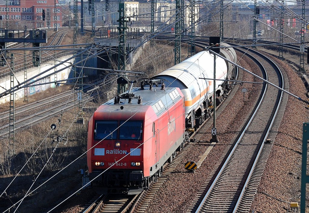 145 042-8 mit drei Kesselwagen am 05.03.13 Berlin-Putlitzbr�cke Richtung Spandau.