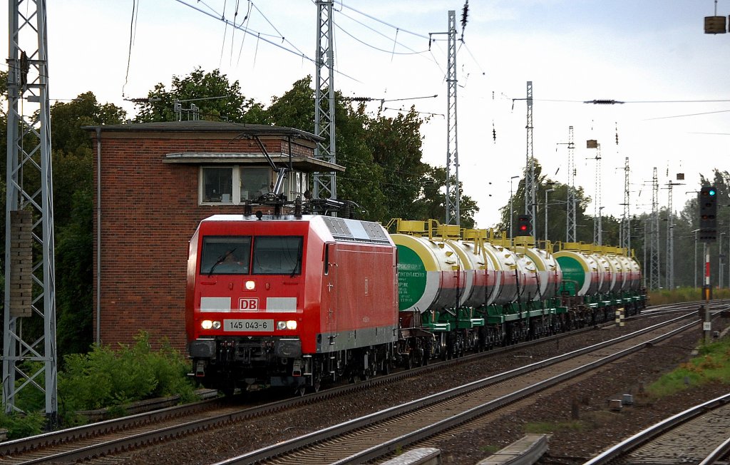 145 043-6 kommt mit den typisch kasachischen Phosphorkesselwagen bei Gewitter �ber Berlin am 13.08.13 das Karower Kreuz Berlin hinaufgefahren Richtung Bernau.