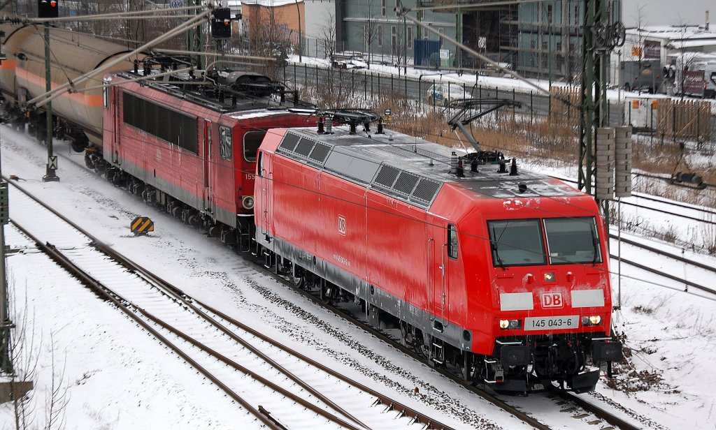 145 043-6 mit 155�r am Haken mit einem Zug Kesselwagen Richtung Berlin-Wedding, 22.01.13 Berlin-Putlitzbr�cke.