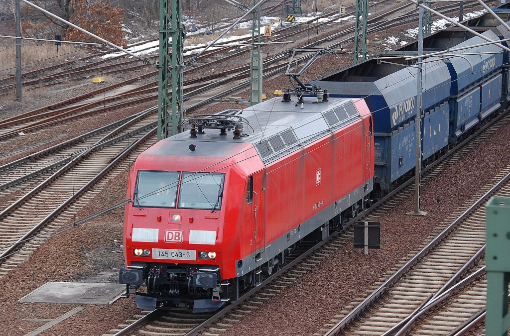 145 043-6 mit Ganzzug polnischer Sch�ttgutwagen (leer) Richtung Nordosten, 04.04.13 Berlin-Putlitzbr�cke.