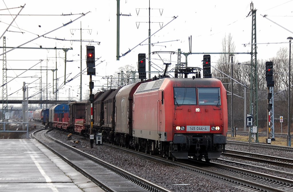 145 044-4 mit gemischtem G�terzug am 29.12.11 Bhf. Flughafen Berlin-Sch�nefeld.