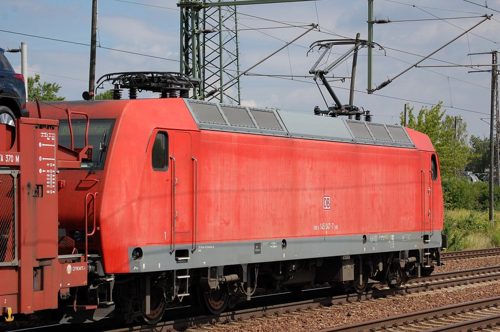 145 047-7 beim Kurzhalt im Bhf. Flughafen Berlin-Sch�nefeld am Haken einen PKW-Transportzug mit fabrikneuen Toyota RAV4, 01.08.13