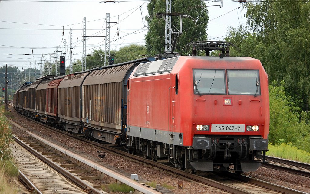 145 047-7 mit Ganzzug Schiebewandwagen (Papierzug) am 06.08.13 Berlin-Karow.