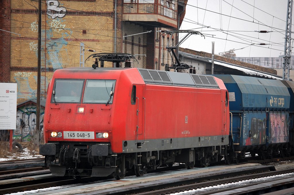 145 048-5 mit Ganzzug polnischer Sch�ttgutwagen f�hrt am alten Gbf. Greifswalder Str. Berlin vorbei Richtung Berlin-Lichtenberg, 25.02.13