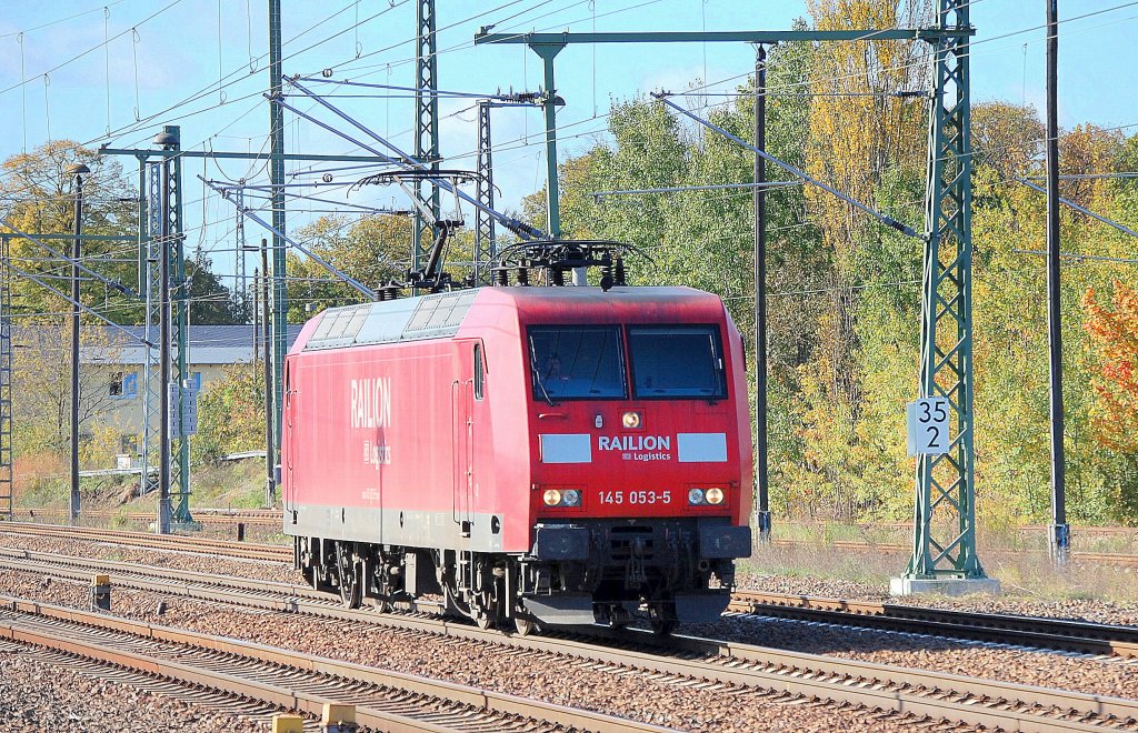 145 053-5 auf Leerfahrt durch den Bhd. Flughafen Berlin-Sch�nefeld, 13.10.11
