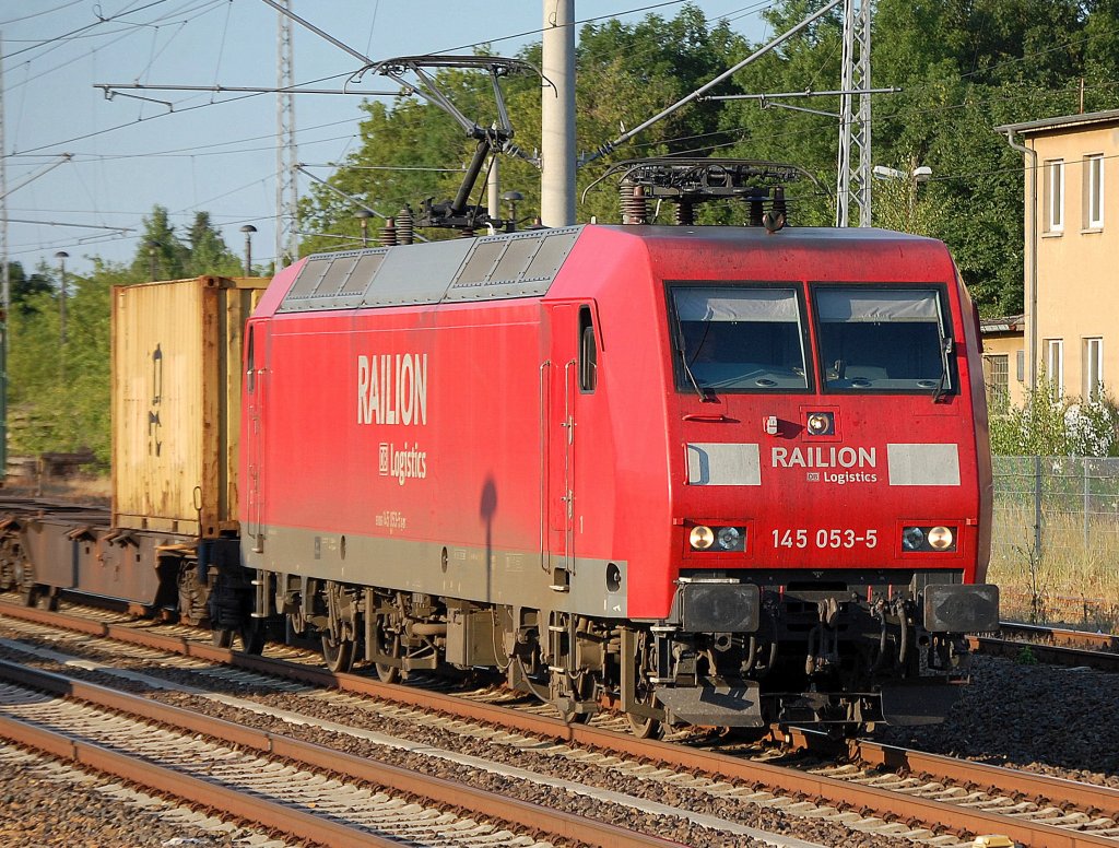 145 053-5 mit einem Containerzug Richtung Berliner Innenstadt, 19.07.10 Berlin-Blankenburg.