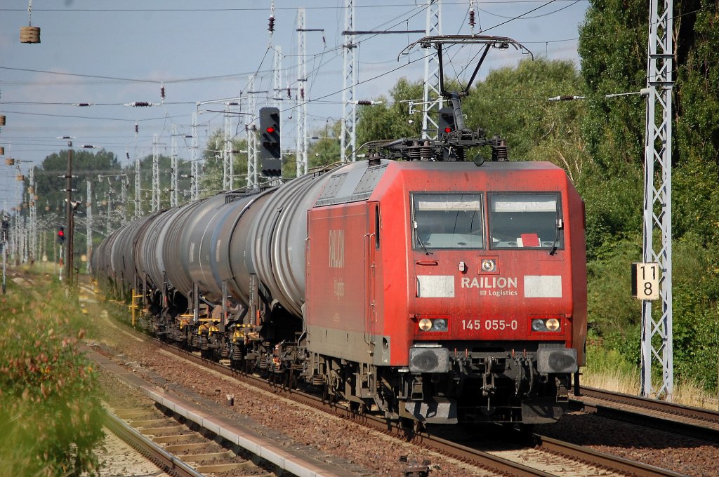 145 055-0 mit Kesselwagenzug am 15.07.13 Berlin-Karow.