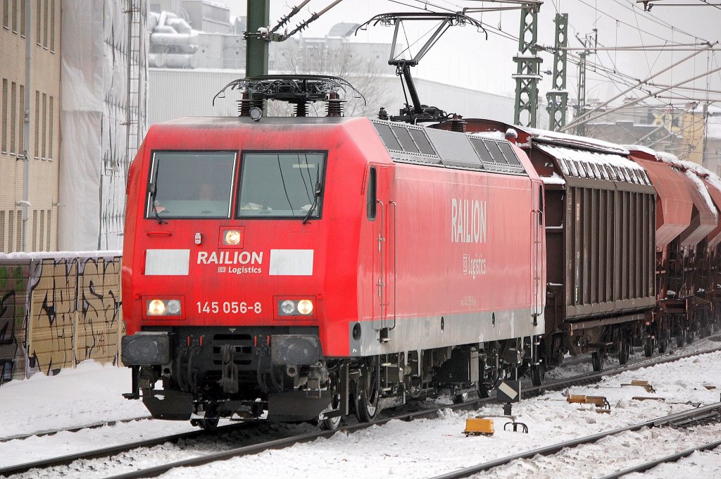 145 056-8 unterwegs mit einem gemischten G�terzug Richtung Berlin-Gesundbrunnen, 30.12.10 S-Bhf. Berlin-Wedding.
