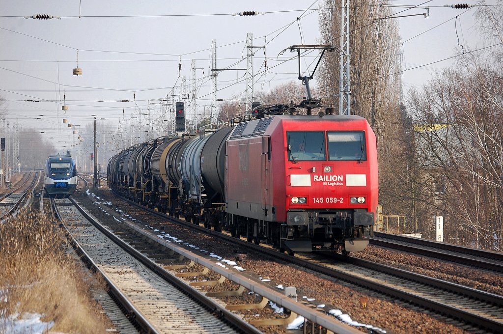 145 059-2 mit Kesselwagenzug Richtung Karower Kreuz Berlin, 12.02.13