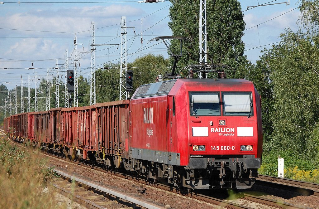 145 060-0 mit Ganzzug offener G�terwagen, 14.08.12 Berlin-Karow.