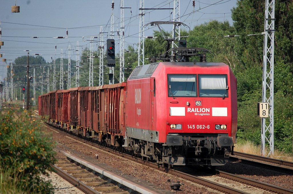 145 062-6 mit Ganzzug offener G�terwagen am 20.06.13 Berlin-Karow.