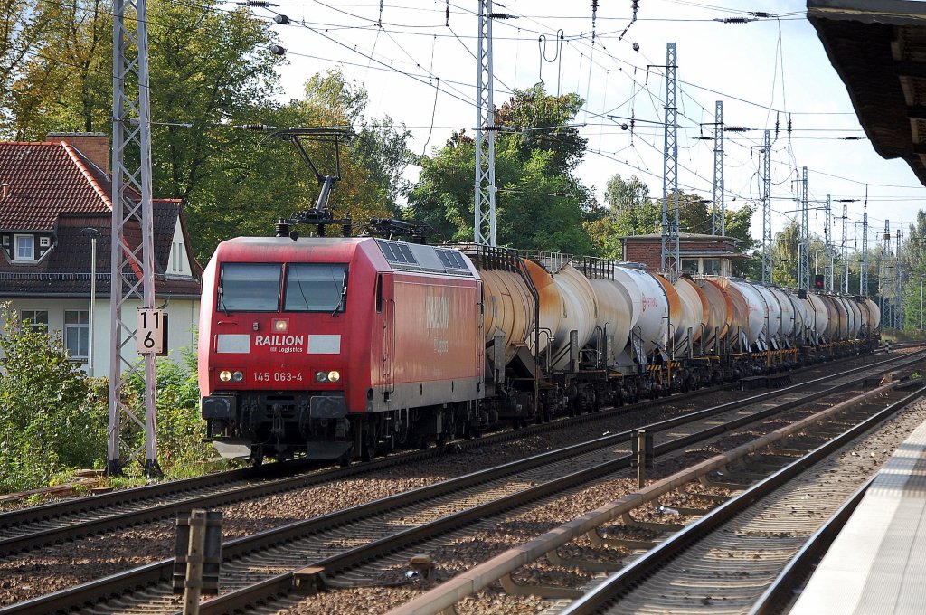 145 063-4 mit Ganzzug Knickkesselwagen (Kreideschlamm) Richtung Bernau, 28.09.12 Berlin-Karow.