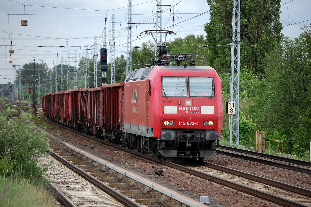 145 063-4 mit Ganzzug offener G�terwagen am 21.05.13 Richtung Karower Kreuz Berlin.