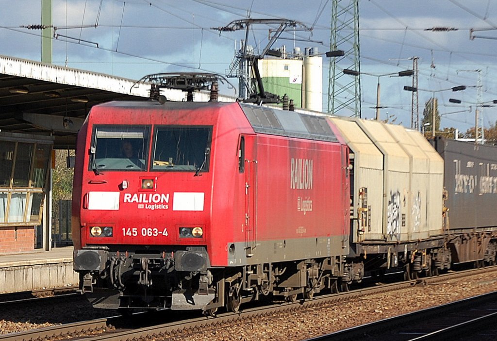 145 063-4 mit gemischtem G�terzug am 13.10.11 Bhf. Flughafen Berlin-Sch�nefeld.