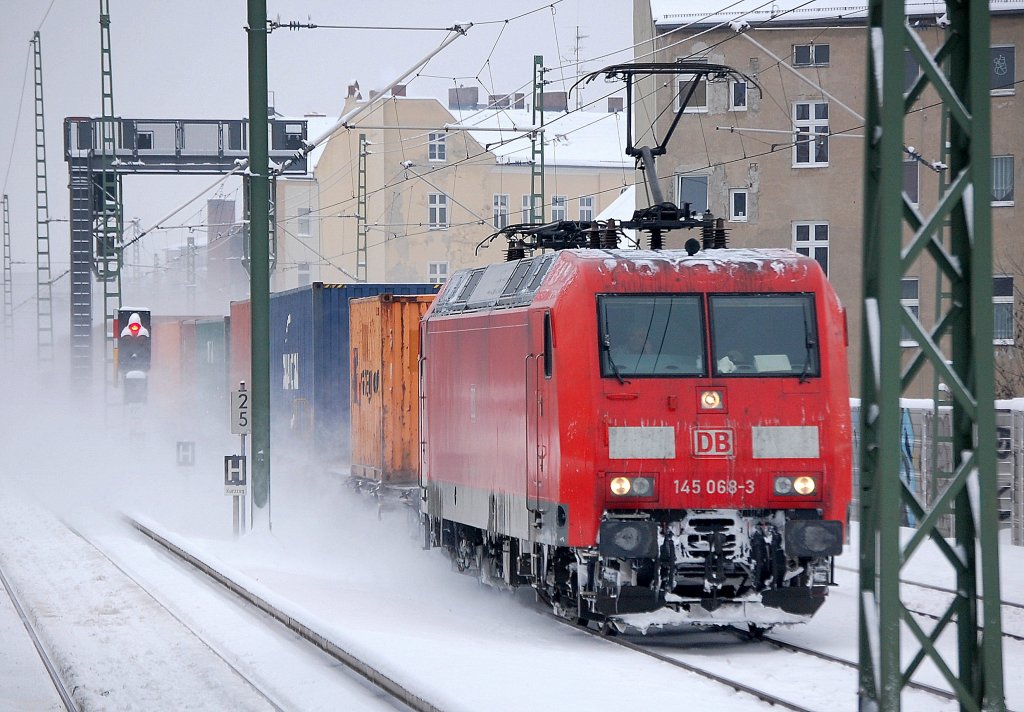 145 068-3 mit einem Containerzug Richtung Berlin-Spandau, 28.12.10 S-Bhf. Berlin-Wrdding.