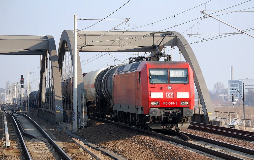 145 068-3 mit einem gemischtem Kesselwagenzug Richtung Innenstadt, 12.02.13 Berlin-Pankow.