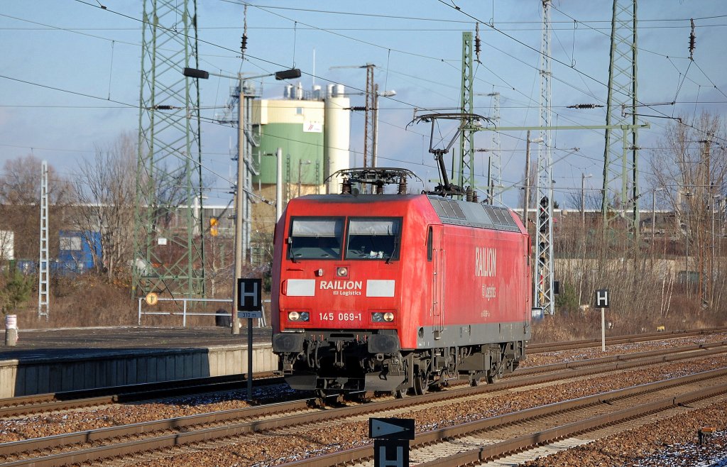 145 069-1 durchf�hrt den Bhf. Flughafen Berlin-Sch�nefeld, 05.12.12