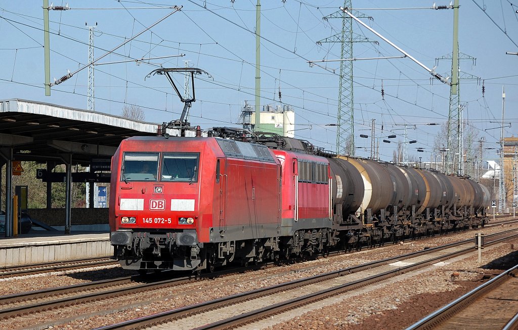 145 072-5 mit 140�r und Kurzzug Kesselwagen bei der Durchfahrt Bhf. Flughafen Berlin-Sch�nefeld.