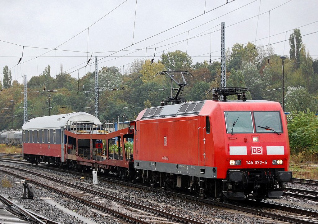 145 072-5 mit einem PbZ bestehend aus einem Autotransportwagen Typ? der DB und einem russischen Liegewagen Richtung Bernauer Str. am 29.09.09 Berlin Greifswalder Str.