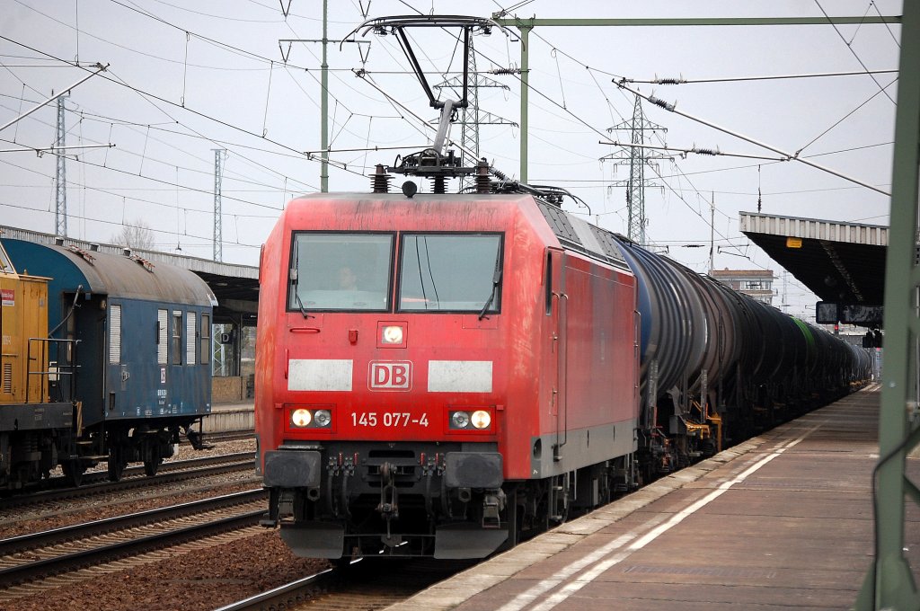 145 077-4 mit einem Ganzzug Kesselwagen (Diesekraftstoff) zum Personalwechsel mit Kurzhalt im Bhf. Flughafen Berlin-Sch�nefeld, 07.02.11 