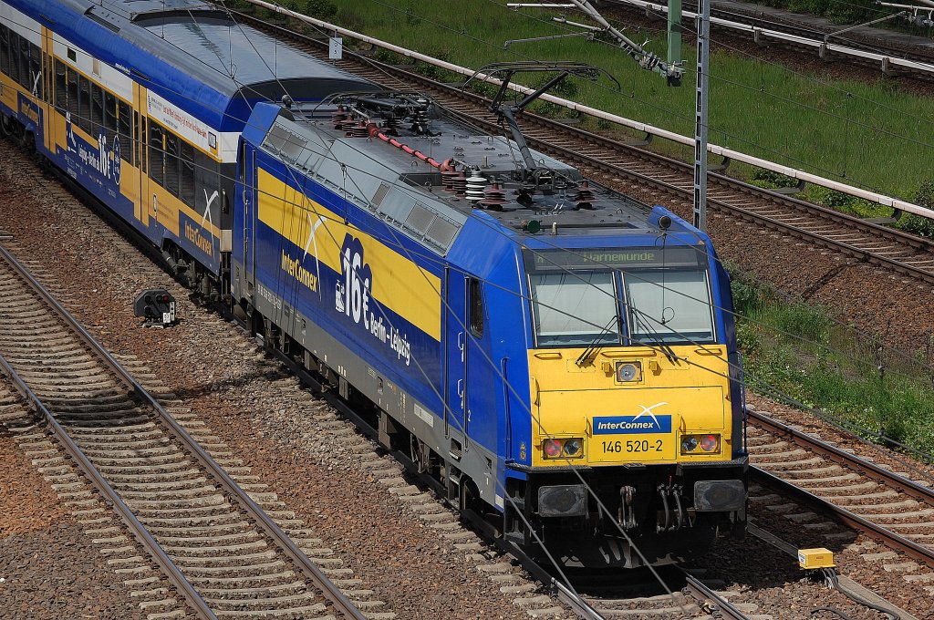 146 520-2 schiebt den InterConnex am 27.05.13 Richtung Berlin-Spandau (Ziel Warnem�nde), Berlin-Putlitzbr�cke.