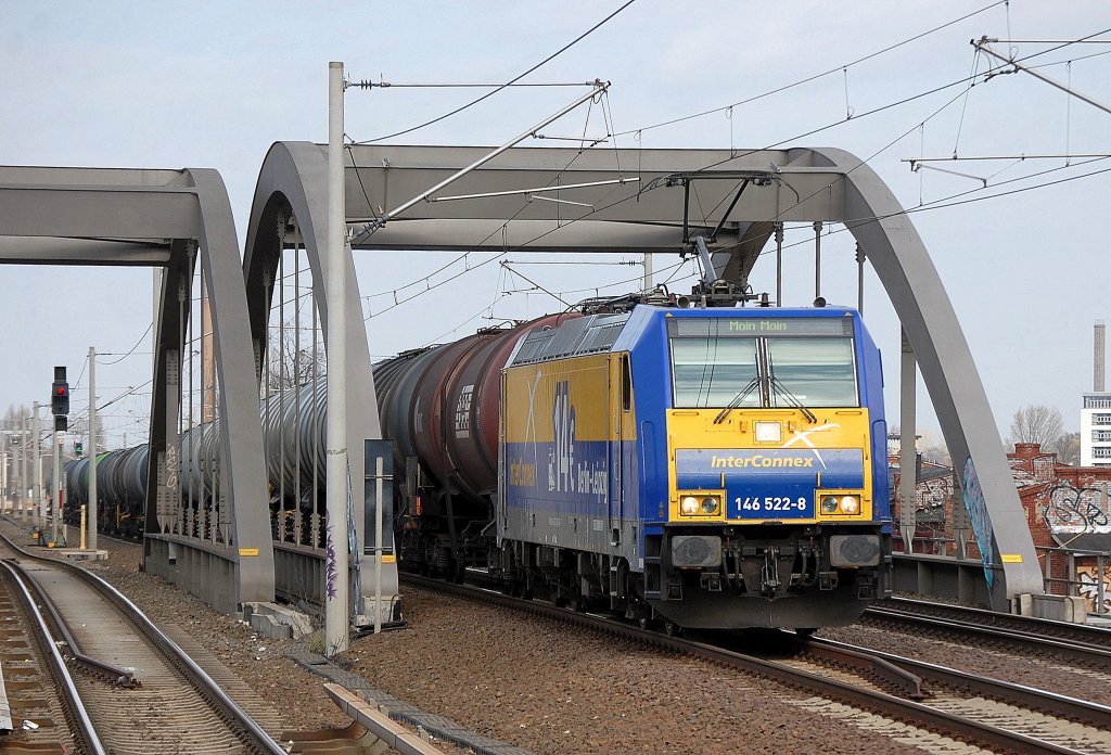 146 522-8 (91 80 6146 522-8 D-OLA) wiederum mit Kesselwagenzug Richtung Innenstadt, 08.04.11 Berlin-Pankow.