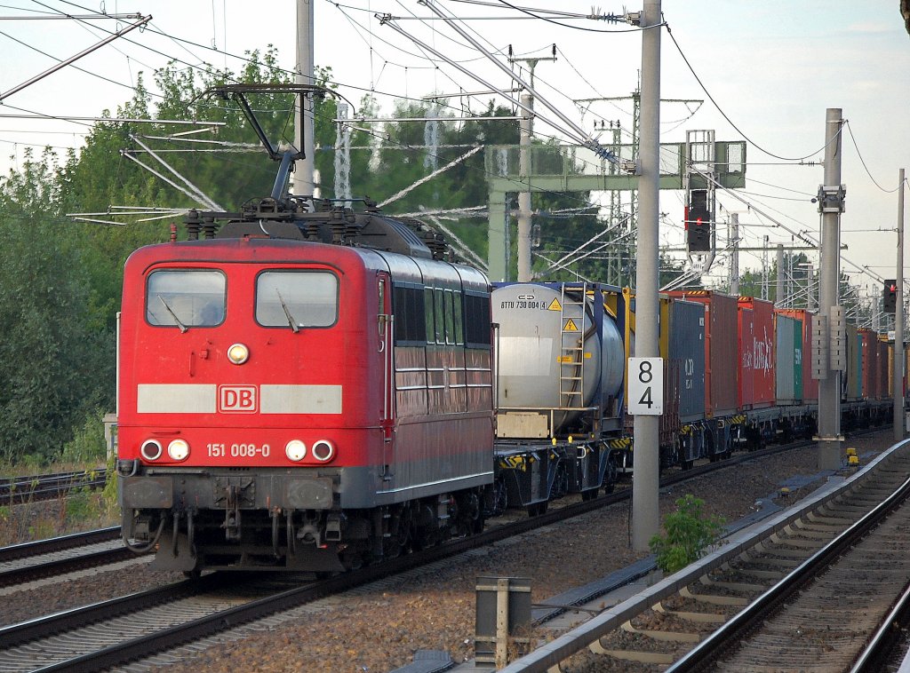 151 008-0 am fr�hen Morgen des 08.07.10 Richtung Karower Kreuz Berlin mit einem polnischen Containerzug, Berlin-Blankenburg.