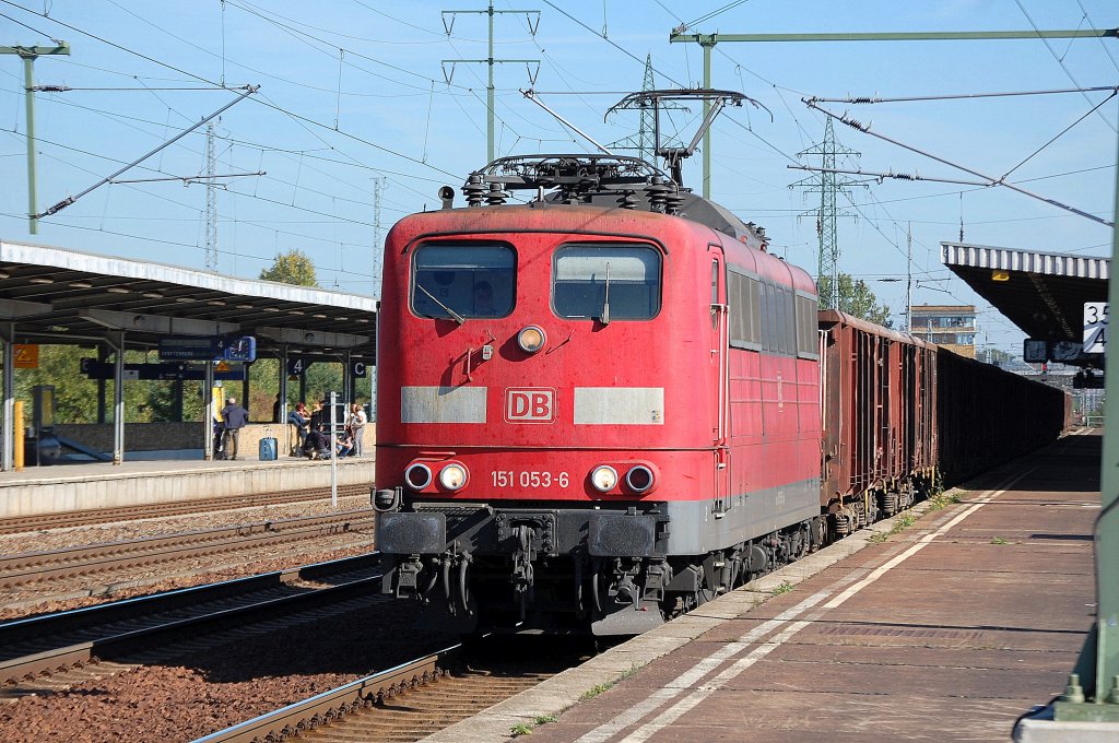 151 053-6 mit Ganzzug offener G�terwagen pausiert zum Personalwechsel im Bhf. Flughafen Berlin-Sch�nefeld, 28.09.11