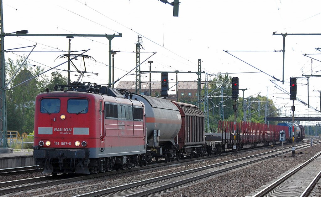 151 067-6 mit einem gemischten G�terzug haupts�chlich aus polnischen G�terwagen bestehend, 27.08.12 Bhf. Flughafen Berlin-Sch�nefeld.