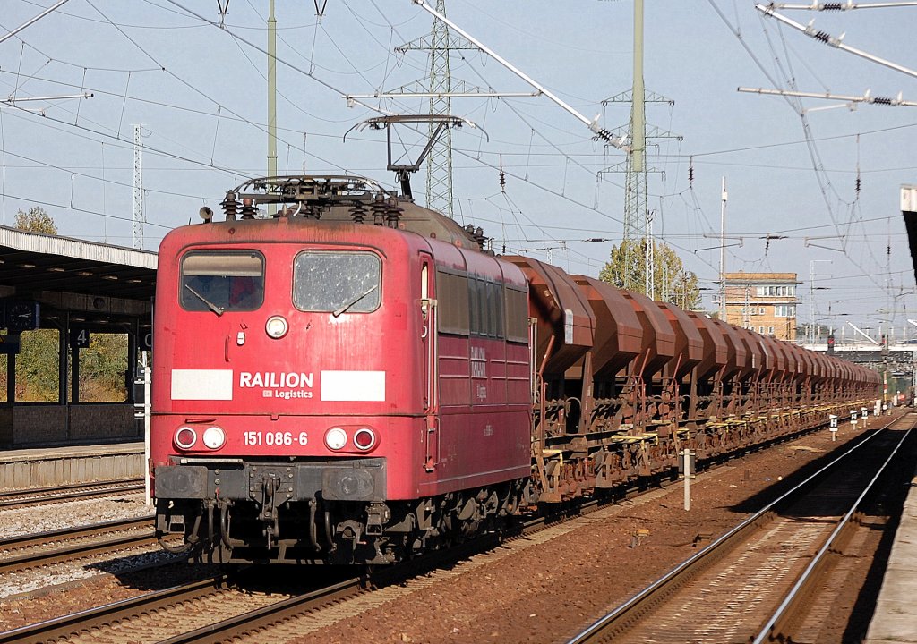 151 086-6 mit einem Ganzzug Sch�ttgutwagen vom Typ Facs der DB, 13.10.10 Bhf. Berlin-Sch�nefeld Flughafen.