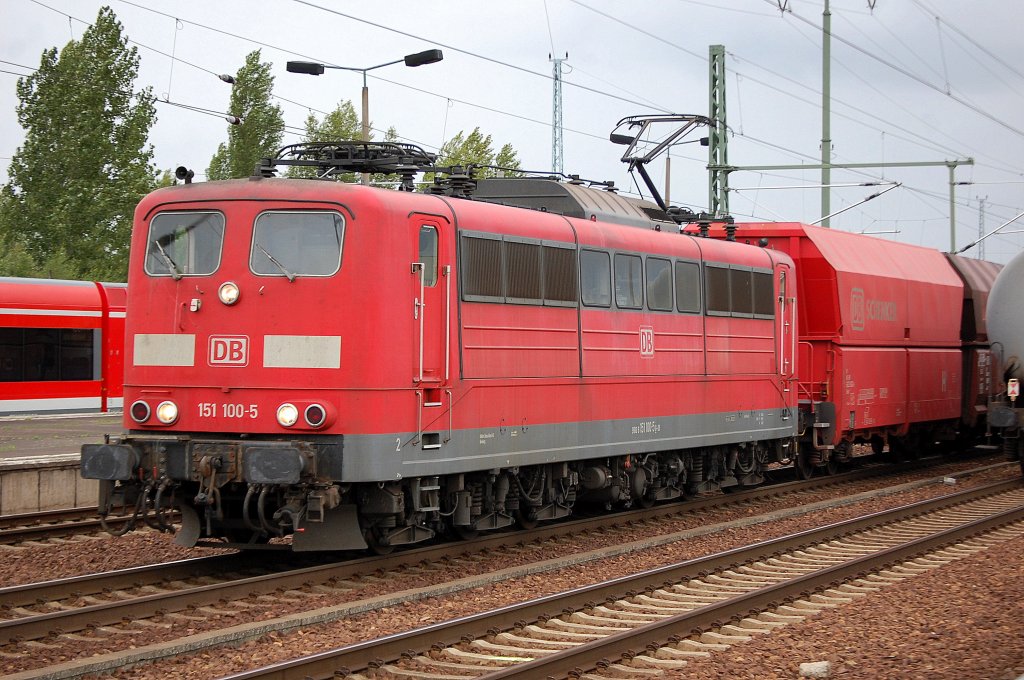 151 100-5 mit einem Leerzug offener Sch�ttgutwagen bei der Durchfahrt im Bhf. Flughafen Berlin-Sch�nefeld, 02.09.10