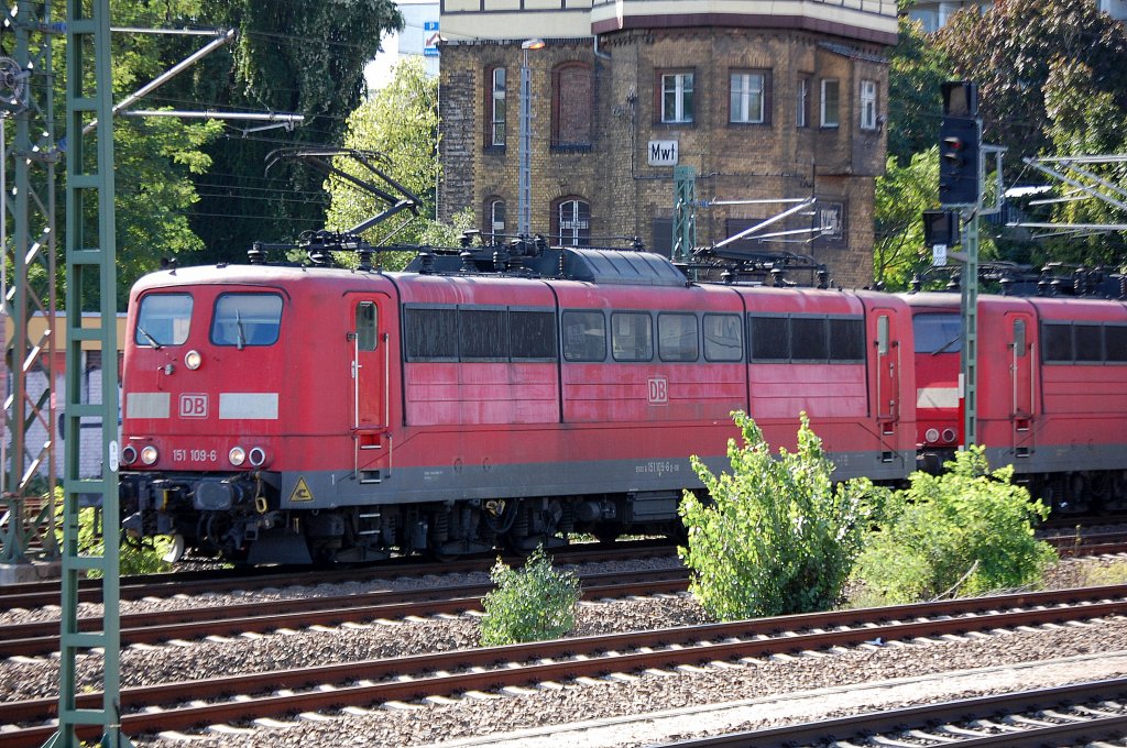 151 109-6 + 151 098-1 Doppeltraktion mit Erzzug (Ganzzug offener Sch�ttgutwagen) Richtung Berlin-Wedding, 15.09.10 Gbf. Berlin-Moabit.