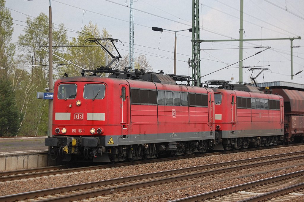 151 116-1 + 151 100-5 Doppeltraktion nach Personalwechsel mit langem Erzzug am 25.04.12 Bhf. Flughafen Berlin-Sch�nefeld.