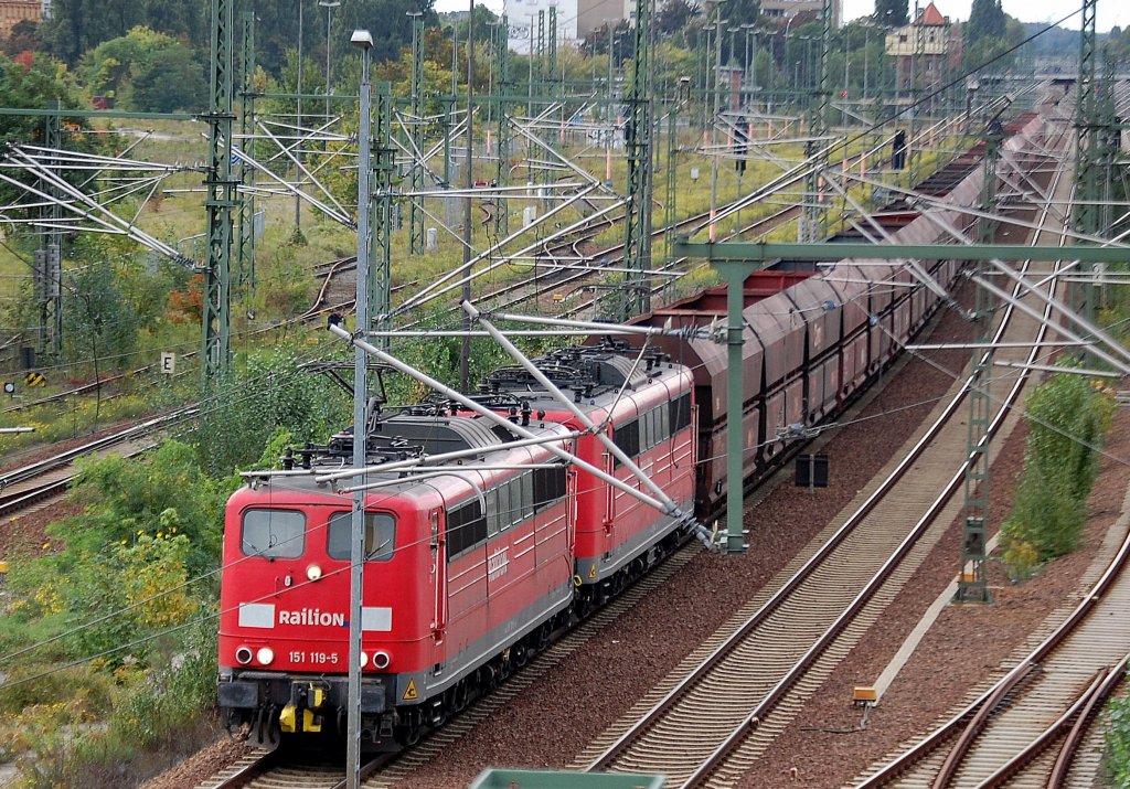 151 119-5 + 151 ? Doppeltraktion mit einem Leerzug offener Sch�ttgutwagen Richtung Berlin-Wedding, 29.09.10 Berlin Westhafen.