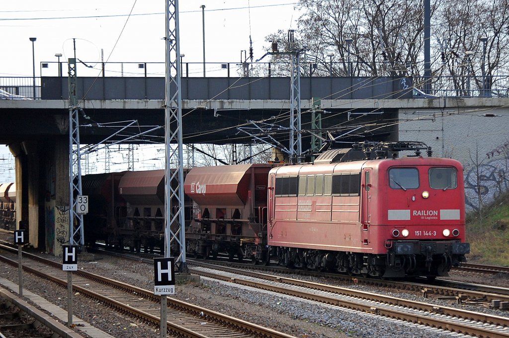 151 144-3 mit einem Ganzzug Sch�ttgutwagen Richtung �bergabebhf. Berlin Nordost, 19.12.11 Berlin-Springpfuhl. 